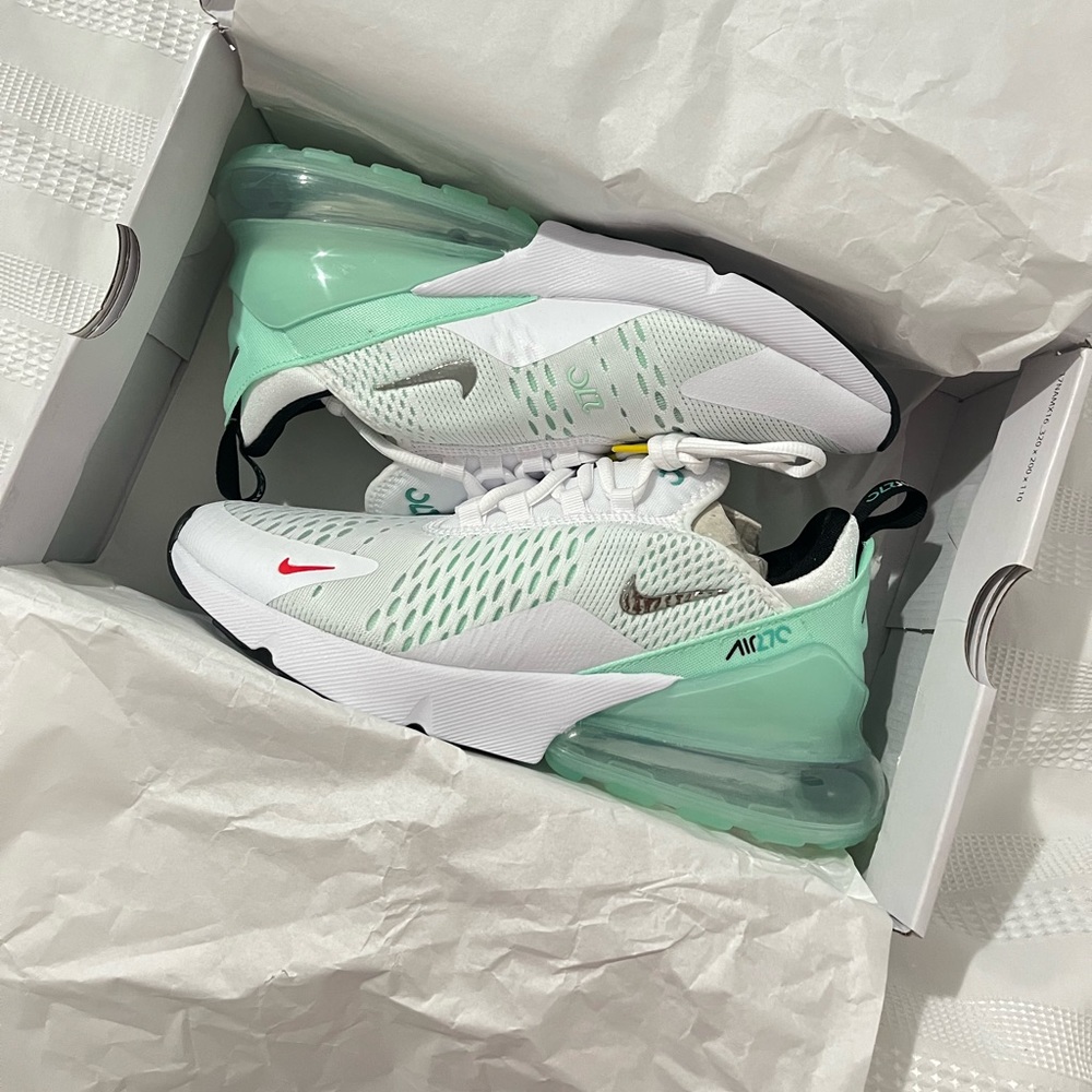 Band new NIKE AIR MAX 270 women’s shoes LIMITED EDITION